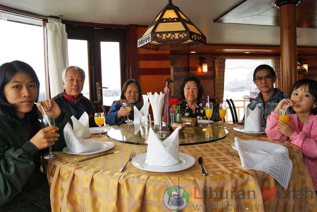 Halong Bay Cruise di Vietnam bareng keluarga - Bahagia Bersama AirAsia